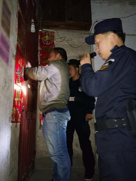 新疆粗心妈妈误将幼女锁家中 