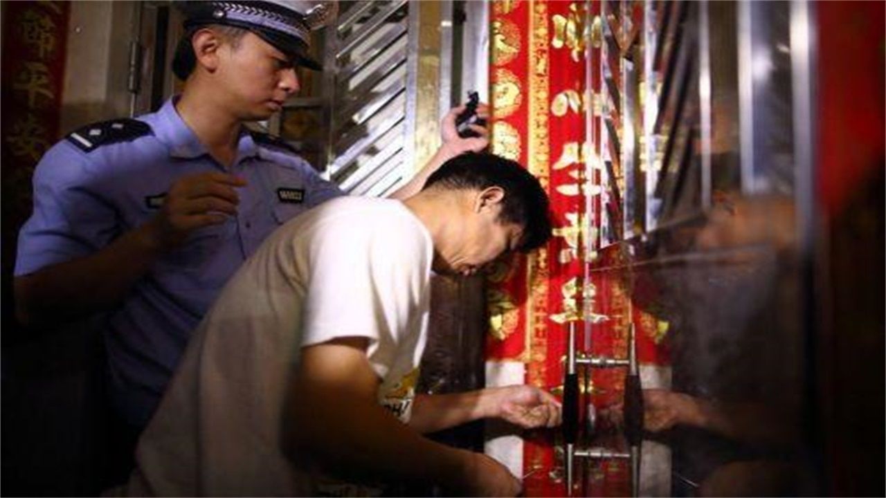 新疆请开锁师傅开了锁后，师傅